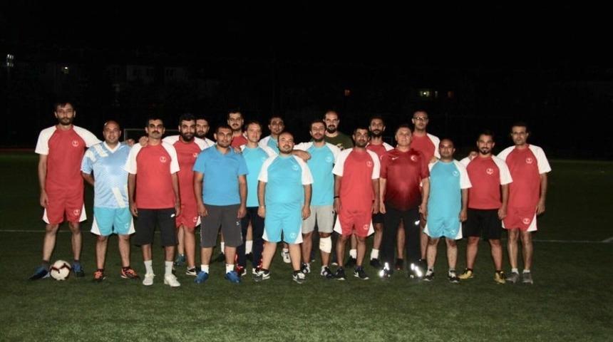 Haber başında terleyen gazeteciler, bu kez yeşil sahalarda boy gösteriyor