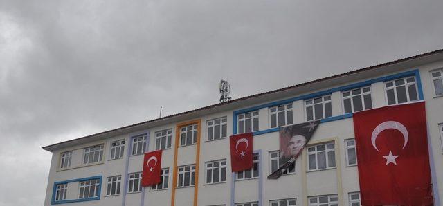 Kars’ta okul bitişine kurulan baz istasyonu dikkat çekti