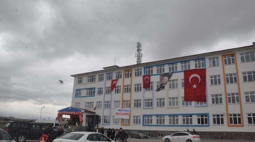 Kars&rsquo;ta okul bitişine kurulan baz istasyonu dikkat &ccedil;ekti