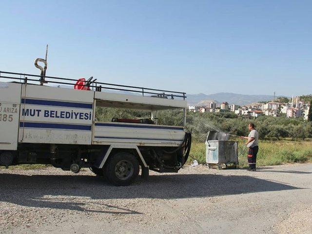 Mut’ta çöp konteynerleri dezenfekte ediliyor