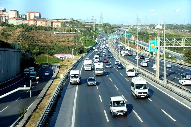 İstanbul'da trafik arttı; çakarlı araçların emniyet şeridi yolculuğu başladı