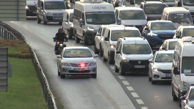 İstanbul'da trafik arttı; çakarlı araçların emniyet şeridi yolculuğu başladı