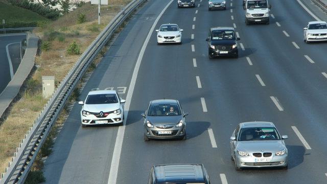 İstanbul'da trafik arttı; çakarlı araçların emniyet şeridi yolculuğu başladı