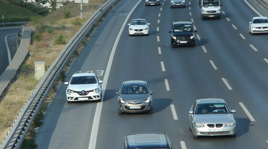 İstanbul'da trafik arttı; çakarlı araçların emniyet şeridi yolculuğu başladı