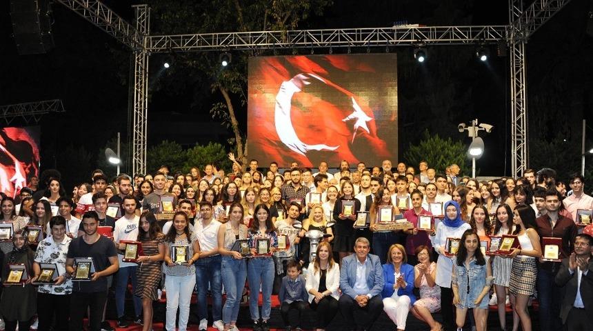 Eğitime en g&uuml;zel teşvik Bal&ccedil;ova&rsquo;da