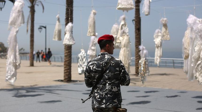 Kadınların Kirpiği Yere D&uuml;şmesin: L&uuml;bnan'da Tecav&uuml;z Su&ccedil;lularıyla Evlendirilen Kadınlar İ&ccedil;in Beyaz Gelinlikli &Ccedil;arpıcı Protesto