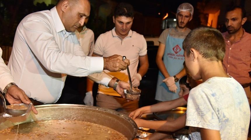 Başkan Yılmaz, vatandaşlara aşure ikram etti