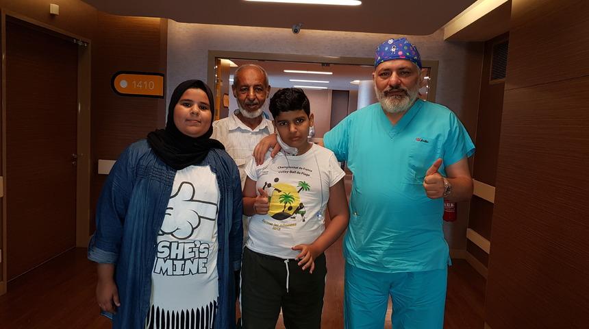 Fel&ccedil;li &ccedil;ocuk ameliyattan sonra y&uuml;r&uuml;d&uuml;