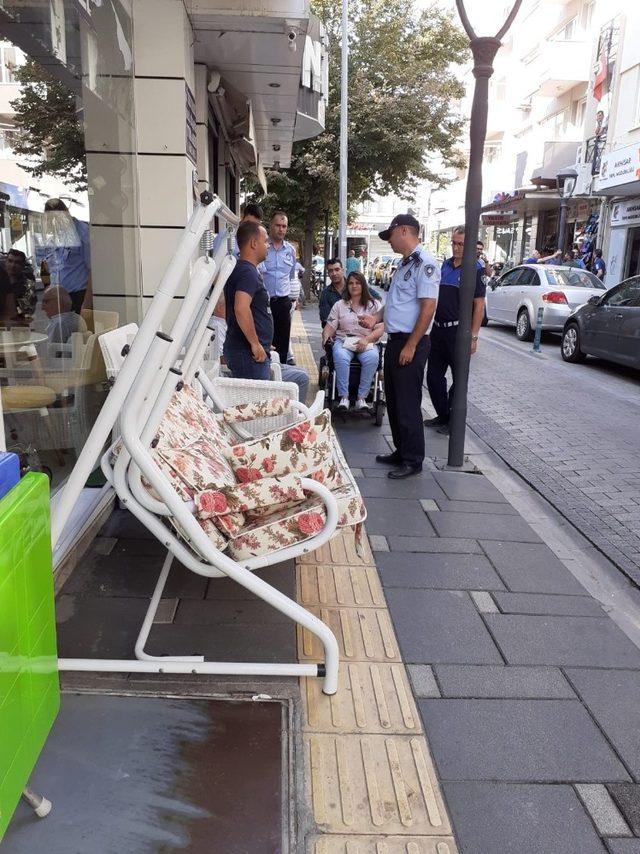 Manisa Büyükşehir zabıtası engelli vatandaşların yanında