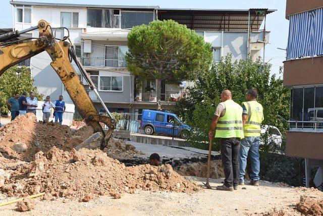 İzmir'de çöken istinat duvarının enkaz kaldırma çalışmaları başladı