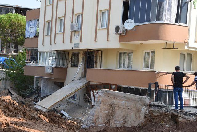 İzmir'de çöken istinat duvarının enkaz kaldırma çalışmaları başladı