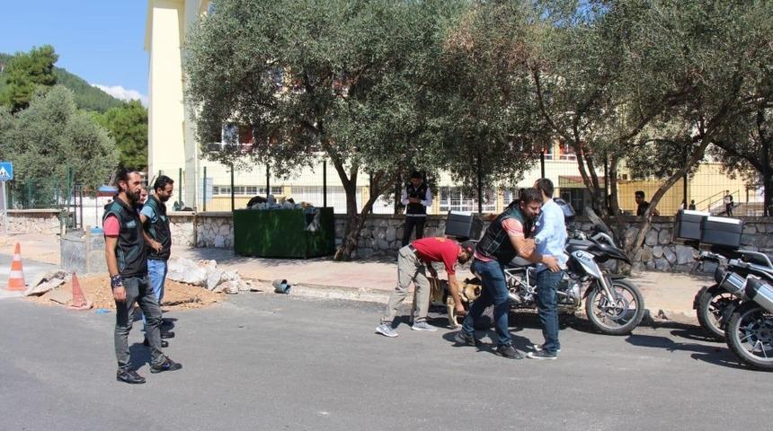 Muğla’da narkotik polisinden okul önü denetimi
