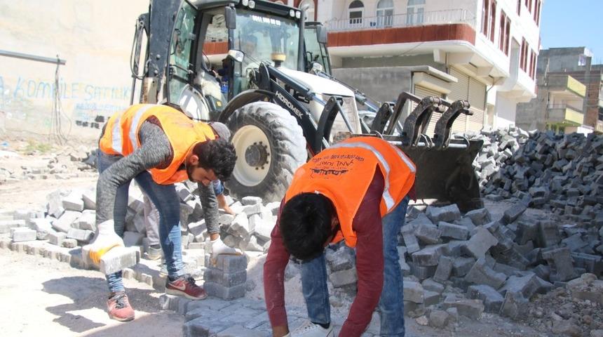 Viranşehir&rsquo;de kilitli parke &ccedil;alışmaları s&uuml;r&uuml;yor