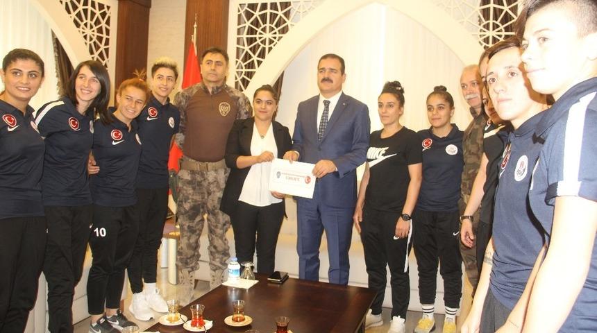 Polisten Hakkari kadın takımına nakdi destek