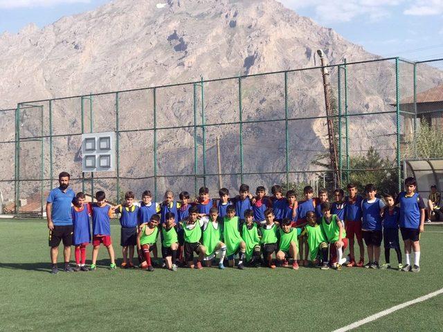 Hakkari’de Fenerbahçe futbol okulu açıldı