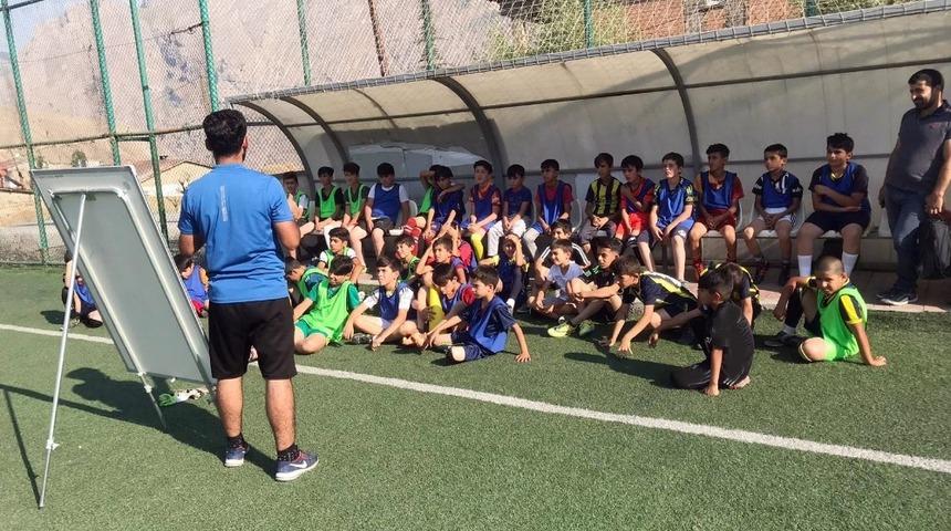 Hakkari&rsquo;de Fenerbah&ccedil;e futbol okulu a&ccedil;ıldı