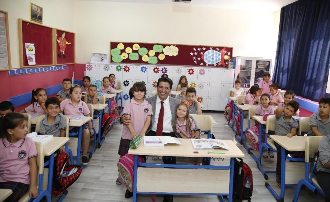 Başkan Gen&ccedil;, minik &ouml;ğrencilerle aynı sırada