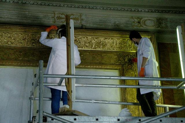 Dolmabahçe Sarayı'ndaki en büyük altın varak çerçeveli tablo restorasyonda 