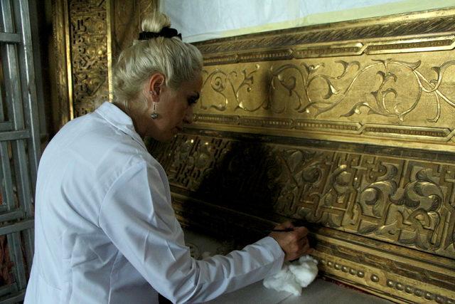 Dolmabahçe Sarayı'ndaki en büyük altın varak çerçeveli tablo restorasyonda 