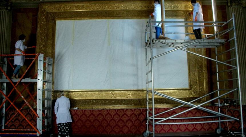 Dolmabah&ccedil;e Sarayı'ndaki en b&uuml;y&uuml;k altın varak &ccedil;er&ccedil;eveli tablo restorasyonda&nbsp;