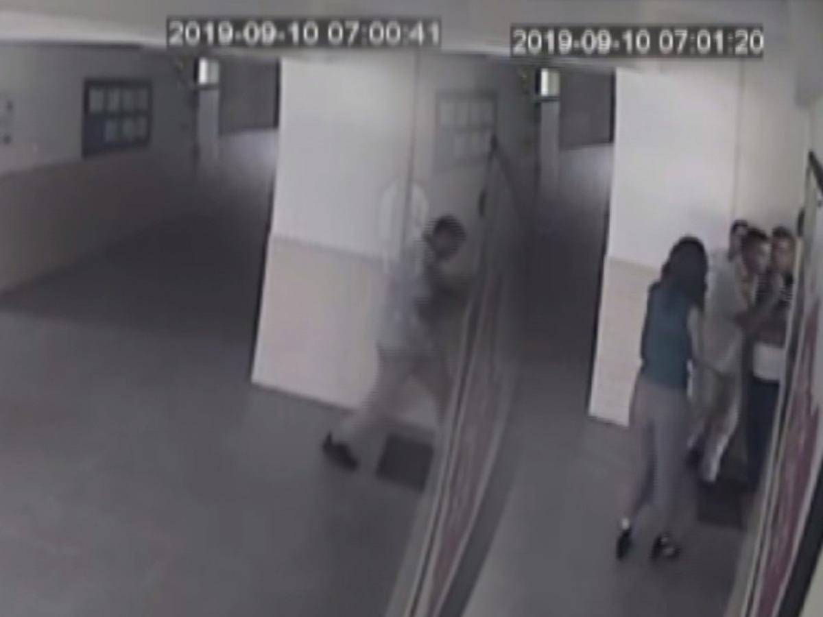 Mersin'de veli ilkokul m&uuml;d&uuml;r&uuml;n&uuml;n odasını bastı! 