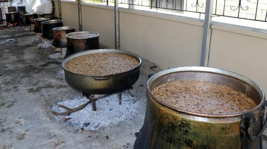 Erzincan&rsquo;da 10 bin kişilik aşure ikramı