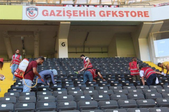 (Özel haber) Beşiktaş maçı öncesi gönüllü gençler stadı temizledi