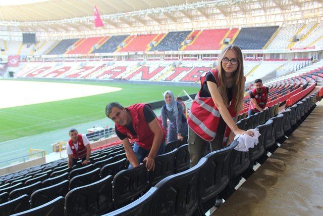 (Özel haber) Beşiktaş maçı öncesi gönüllü gençler stadı temizledi