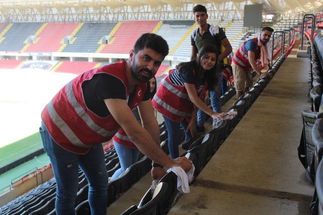 (Özel haber) Beşiktaş maçı öncesi gönüllü gençler stadı temizledi