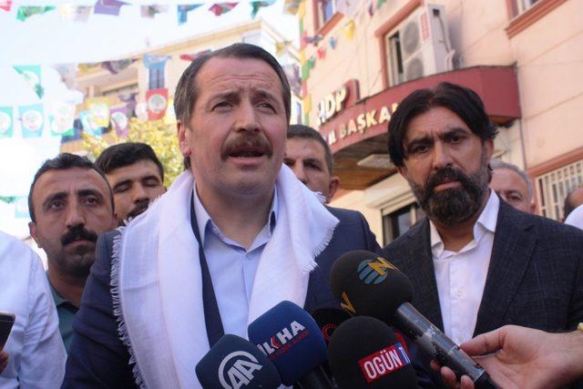 Memur-Sen Genel Başkanı Ali Yalçın’dan, HDP önünde eylem yapan ailelere destek