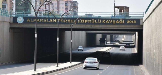 Seyir halindeki otomobilden bir kişi atıldı