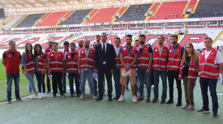 Beşiktaş maçı öncesi gönüllü gençler stadı temizledi