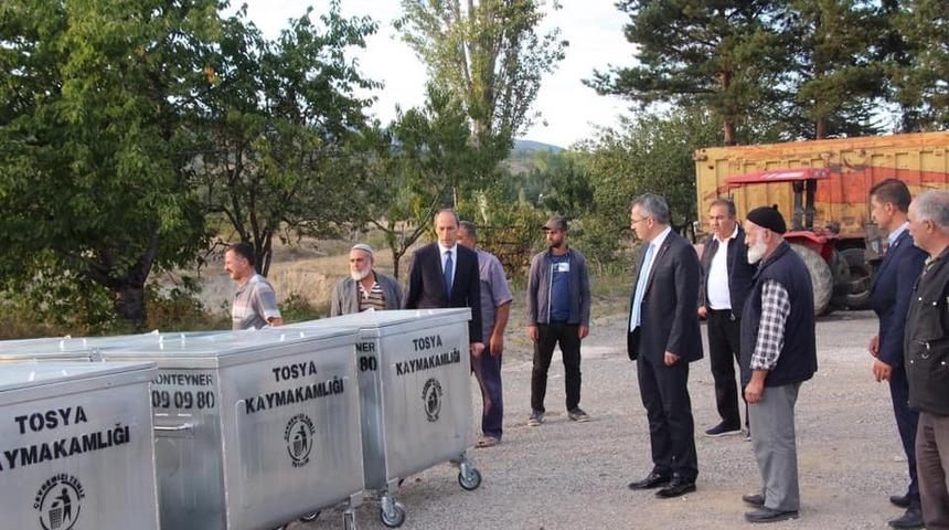 Tosya&rsquo;da Suluca ve &Ccedil;ifter k&ouml;ylerine &ccedil;&ouml;p konteynırı teslim edildi