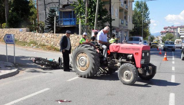 Motosiklet traktörle çarpıştı: 2 yaralı