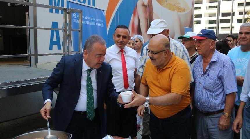 Başkan B&ouml;cek aşure dağıttı , turistler de aşure yedi