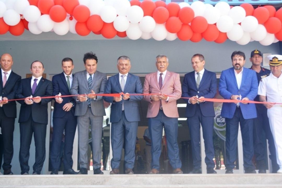 Ayvalık&rsquo;ta Vali Yazıcı&rsquo;dan Sakarya İlkoku&rsquo;nun yeni binasına g&ouml;rkemli a&ccedil;ılış