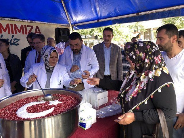 Sancaktepe Belediyesi, 3 meydanda halka aşure dağıttı