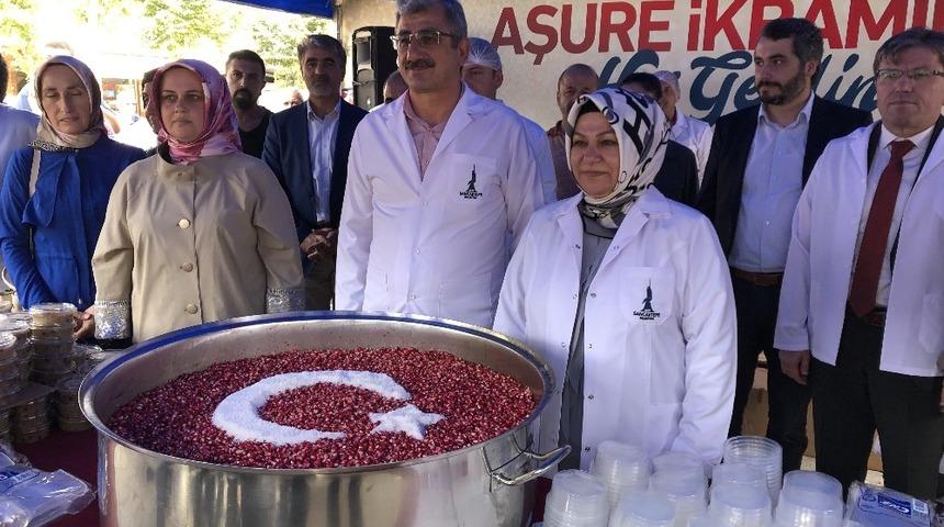 Sancaktepe Belediyesi, 3 meydanda halka aşure dağıttı