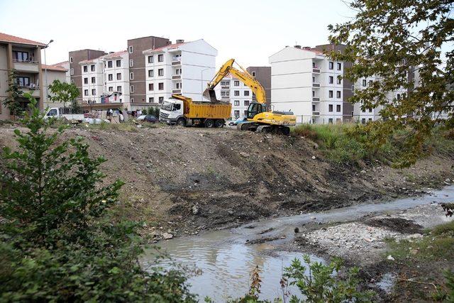 Gölü besleyen İstanbuldere’de atıklar temizleniyor