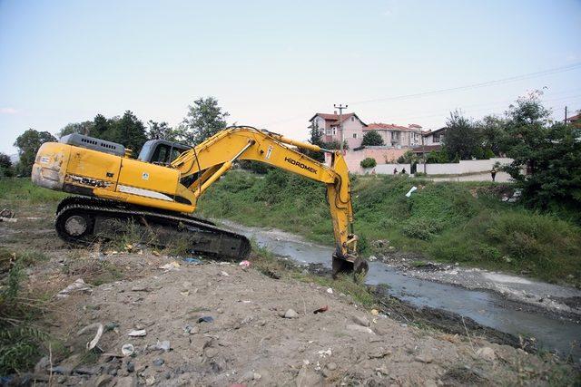 Gölü besleyen İstanbuldere’de atıklar temizleniyor