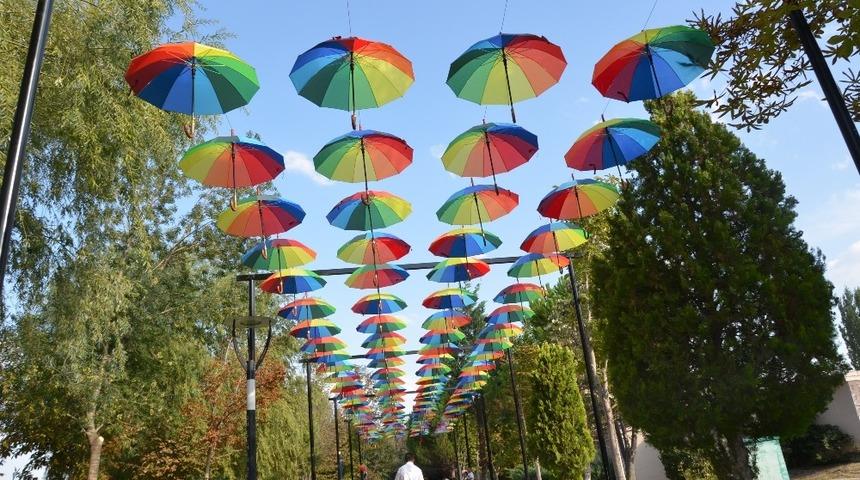 G&uuml;lşehir&rsquo;de şemsiyeli sokak b&uuml;y&uuml;k ilgi g&ouml;r&uuml;yor