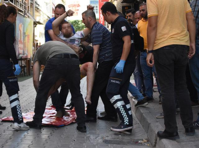 Dışarı çıkmak isteyen annesi ve kız kardeşini pompalı tüfekle rehin aldı