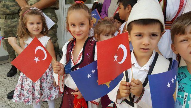 Mehmetçikten Kosova’daki kız okuluna destek