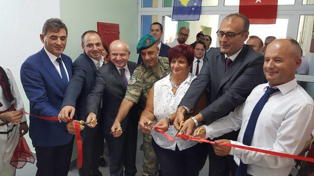 Mehmetçikten Kosova’daki kız okuluna destek