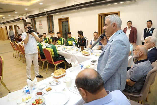 Başkan Güder, Battalgazi Belediyespor oyuncuları ile buluştu