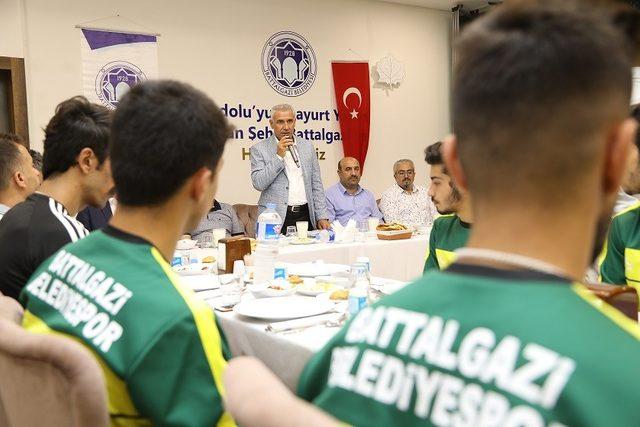 Başkan Güder, Battalgazi Belediyespor oyuncuları ile buluştu