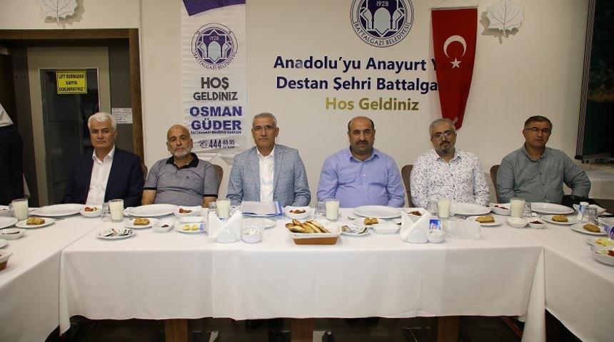 Başkan G&uuml;der, Battalgazi Belediyespor oyuncuları ile buluştu