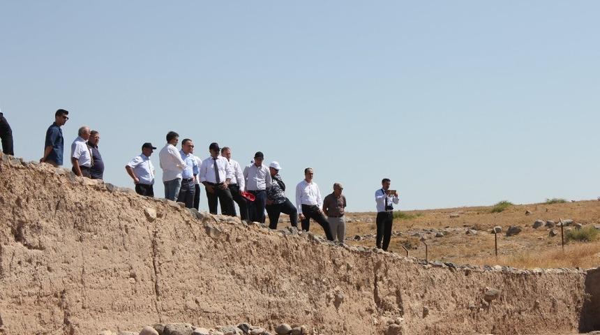 Vali Soyt&uuml;rk tarihi mekanları gezerek bilgi aldı