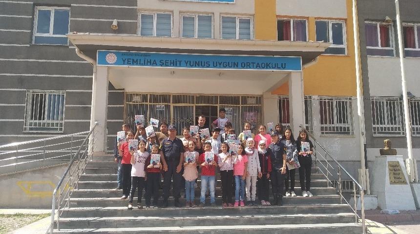 Jandarma ekipleri okulların çevrelerini denetledi