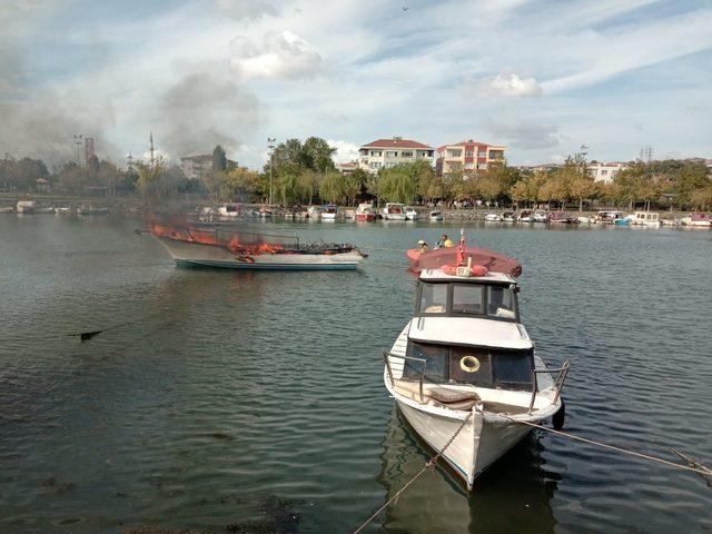 K&uuml;&ccedil;&uuml;k&ccedil;ekmece de tekne yangını 1
